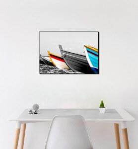 Moyen Tableau Barques de pêcheurs colorées noir et blanc