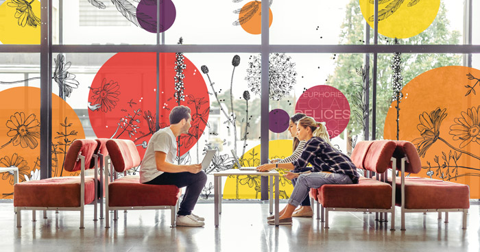 Mettez de la couleur dans la décoration de vos bureaux !